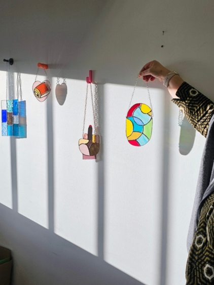 Tue l'amour - Atelier de vitraux installé par Paris Commerces dans le 20e 