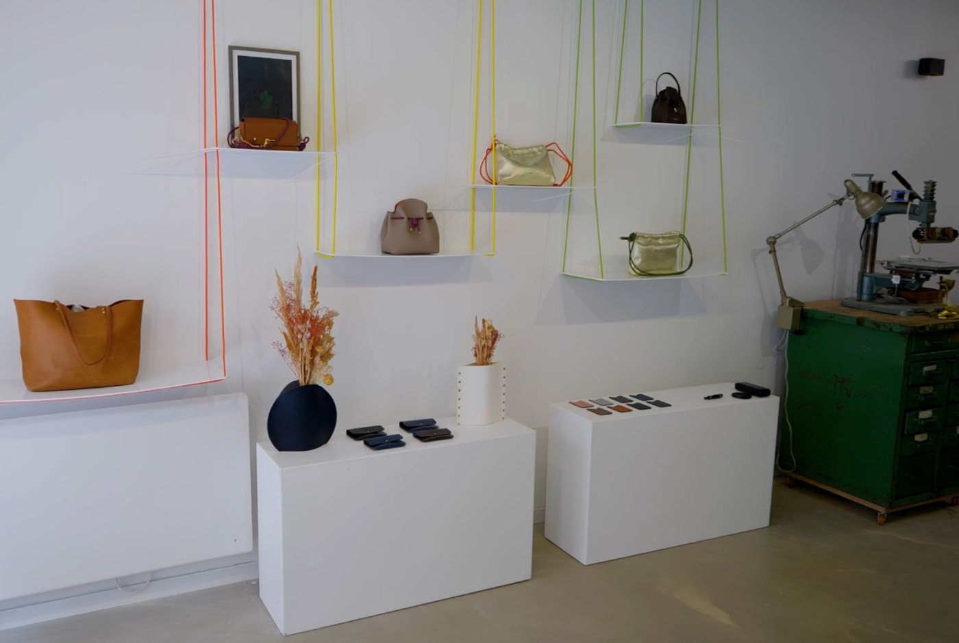 Intérieur de l'Atelier Penso, maroquinerie artisanale située à Paris 10ᵉ 