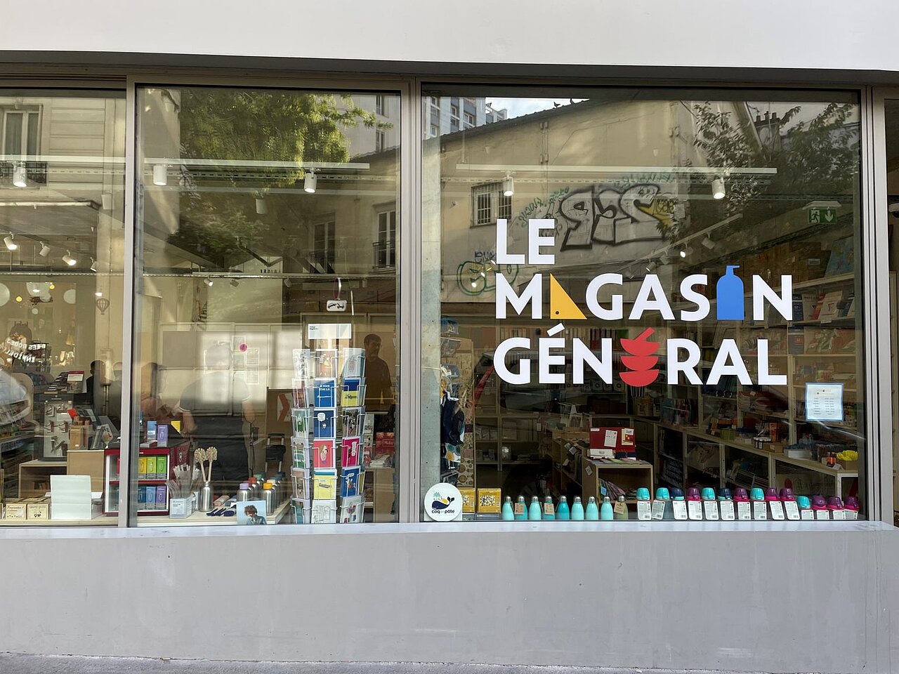 Magasin général - Devanture de la boutique installée à Paris 20e