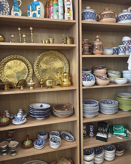 Vaisselle algérienne dans le concept store Maqam Market dans le 18e