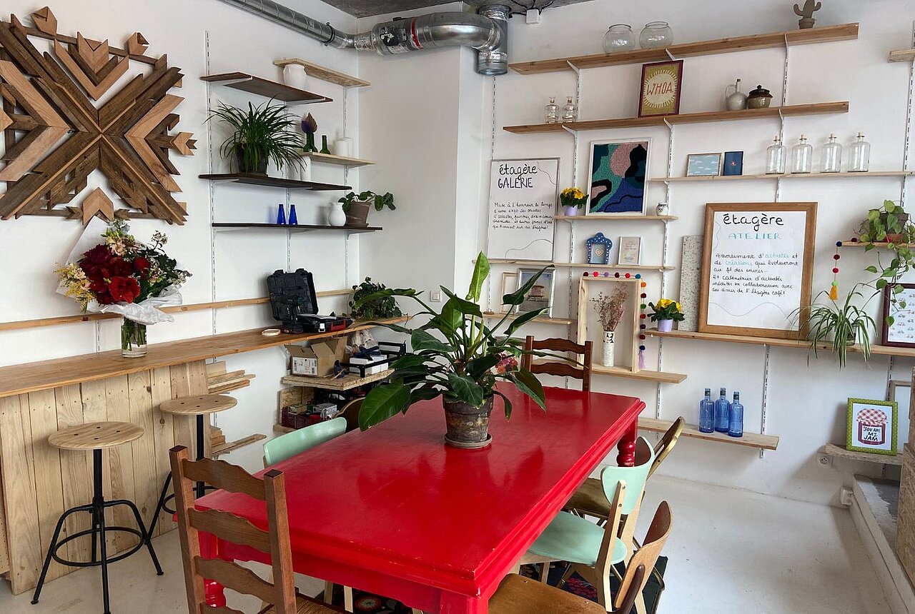 Étagère Café - Commerce installé dans le 11e arrondissement de Paris