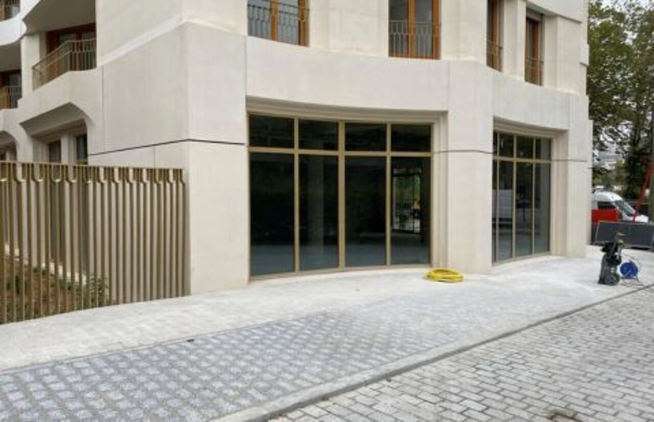 Devanture d'un local commercial situé dans le 20e arrondissement
