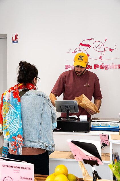 Medhate fondateur de Pom et Pépin avec une cliente