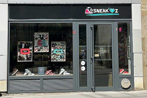 Sneak'CoeurZ - Devanture de la boutique solidaire de recyclage de baskets installée par Paris Commerces dans le 11e