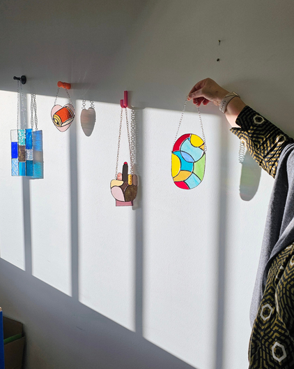 Tue l'amour - Atelier de vitraux installé par Paris Commerces dans le 20e 