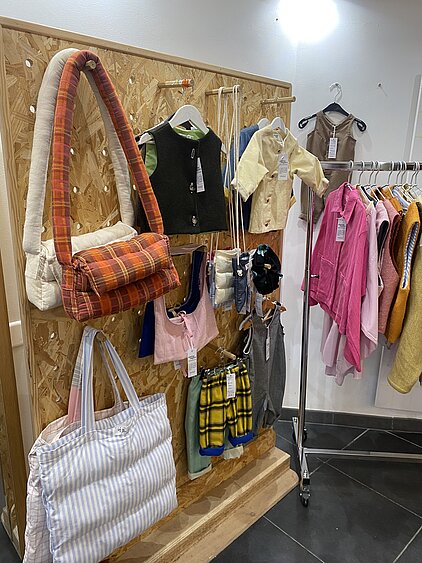 Stüdio Emmaüs - boutique éphémère dédiée à l’upcycling solidaire. 