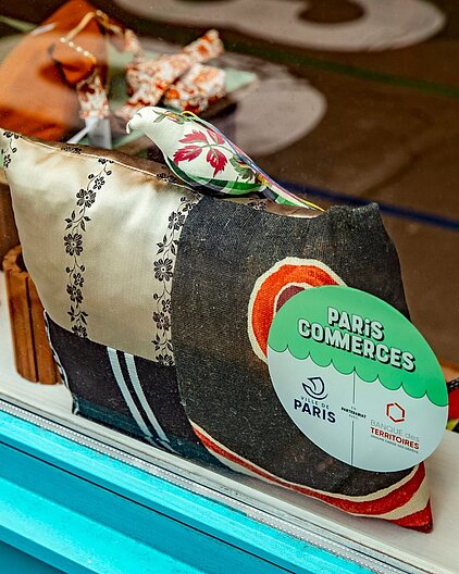 Sticker Paris Commerces dans la vitrine du Testeur de commerce