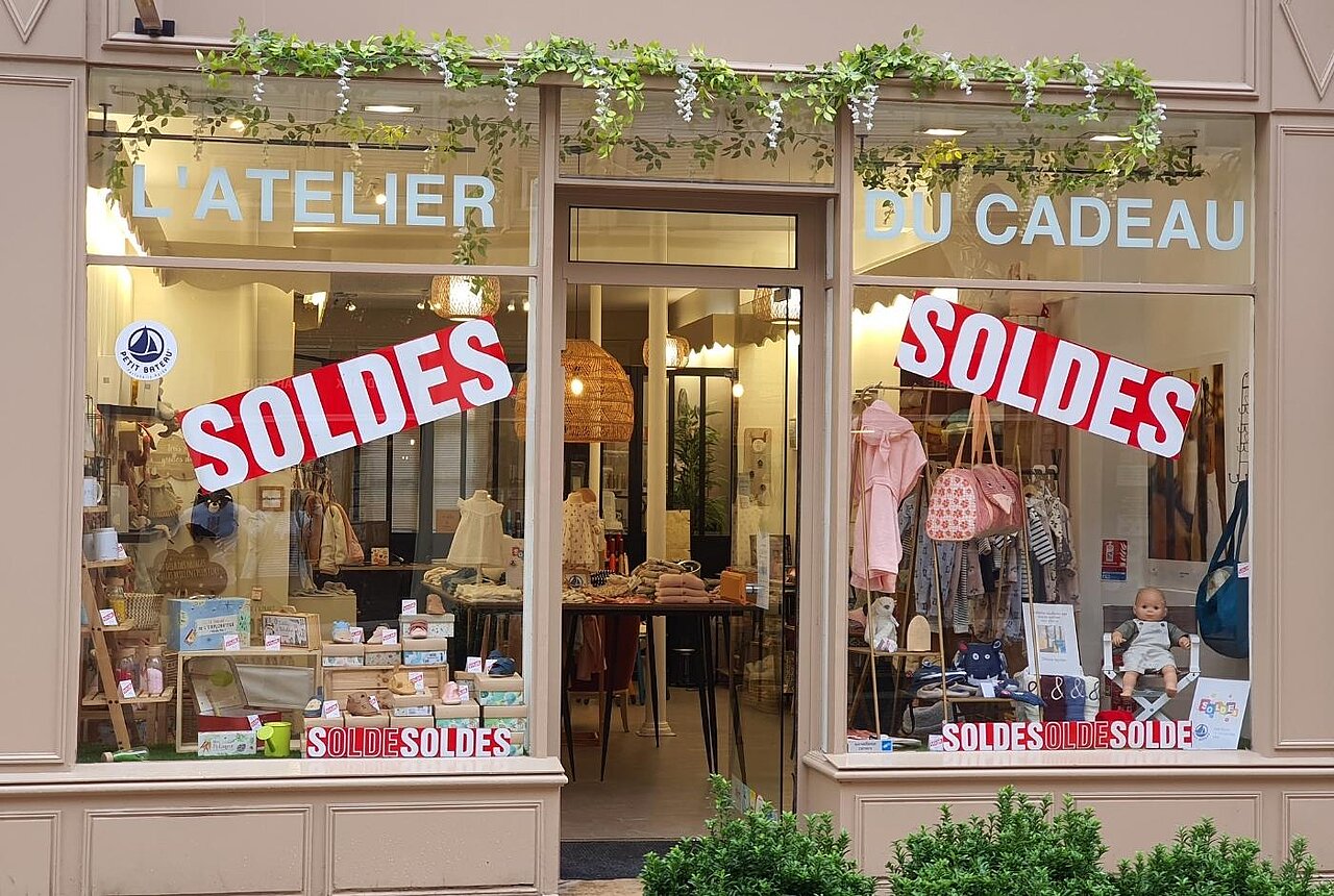 Commerce de proximité avec affichage qui respecte la réglementation des soldes