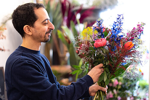 fondateur-ak-fleuriste-avec-bouquet