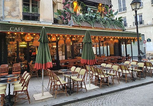 Installation d'une terrasse estivale à Paris