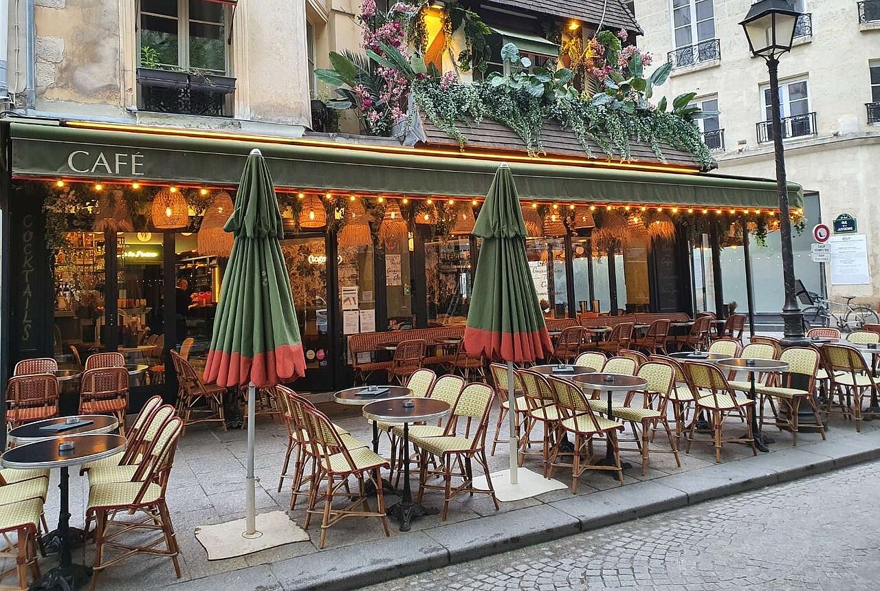 Installation d'une terrasse estivale à Paris