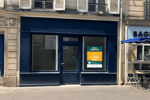 Annonce de location affichée sur la vitrine d’un local commercial à Paris