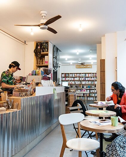 Violette and co - Librairie café féministe, lesbienne et LGBTQI+ installée dans le 11e arrondissement