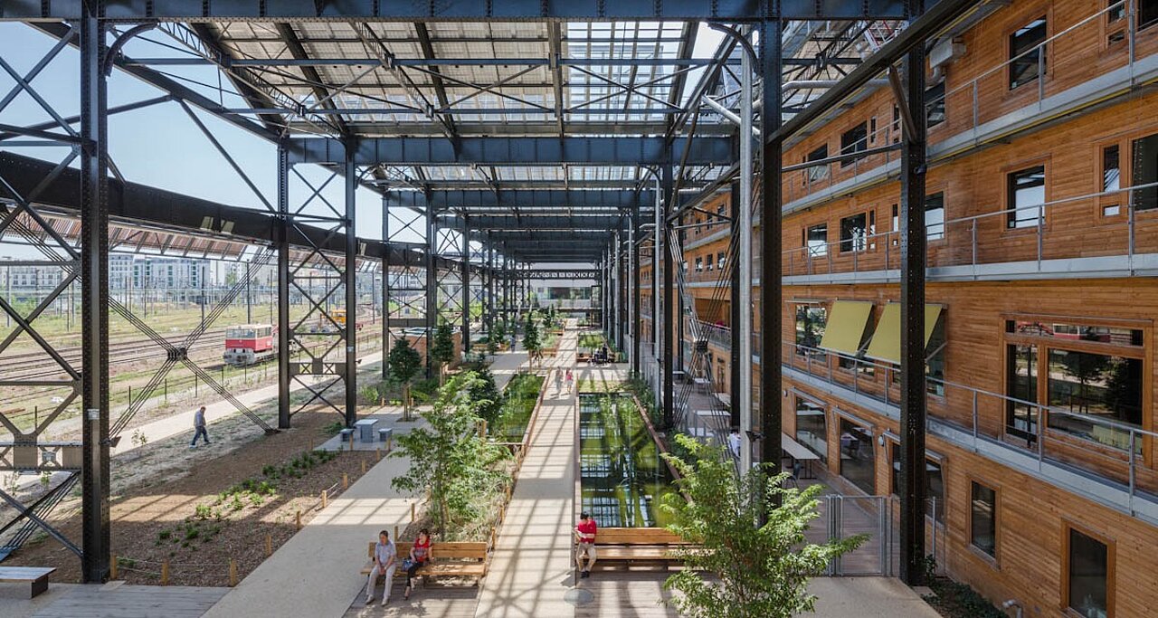Jardin Rosa Luxembourg sous la Halle Pajol à Paris 18e