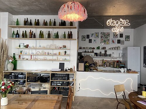Étagère café - Café atelier installé à paris 11e
