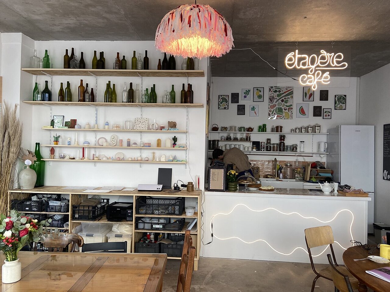 Étagère café - Café atelier installé à paris 11e