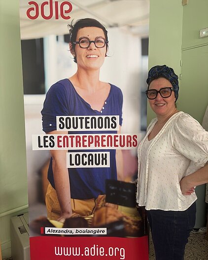 Fatima, fondatrice de Dame en soi, accompagnée par l'ADIE
