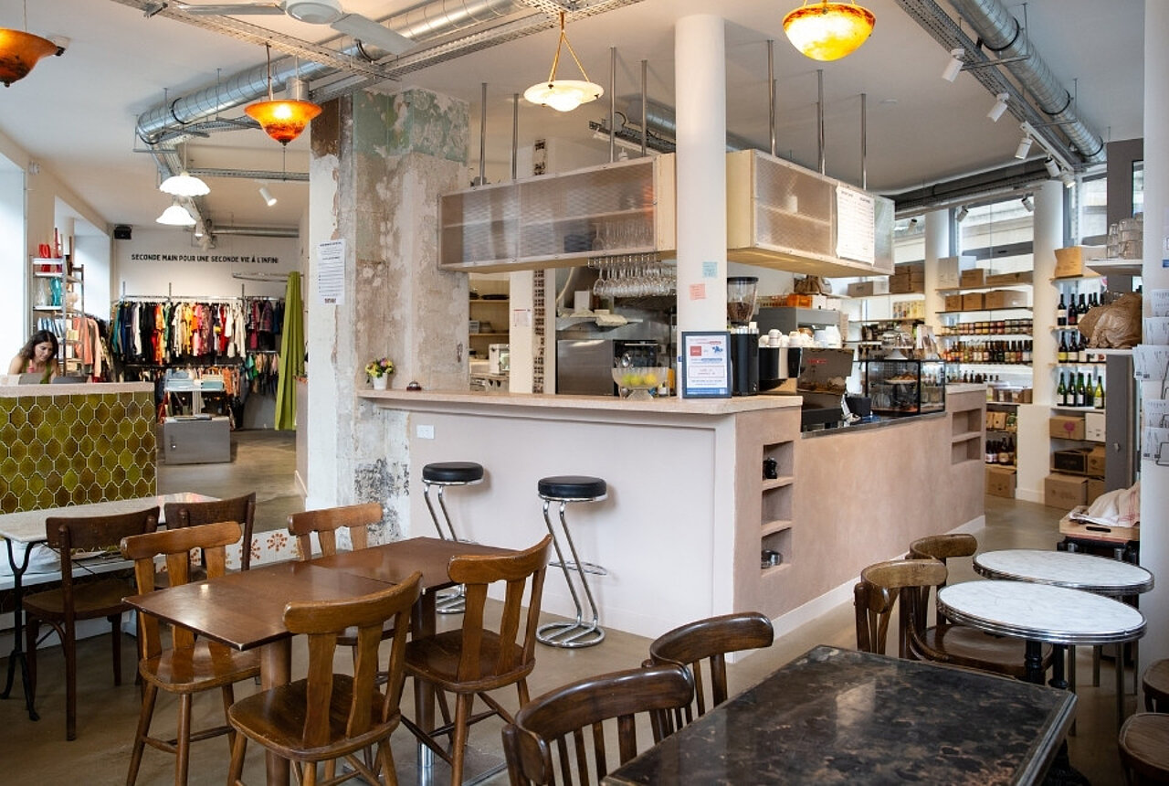 Tout Day - Café restaurant, épicerie et boutique de seconde main installé dans le 11e arrondisement de Paris